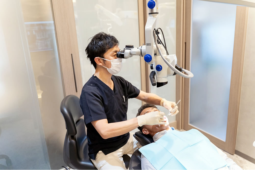 マイクロスコープを用いた精密な歯石除去