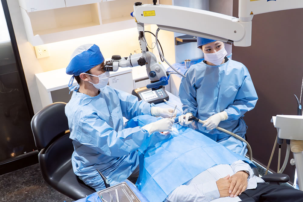 歯茎を切らない侵襲非外科治療（MINST）の実施